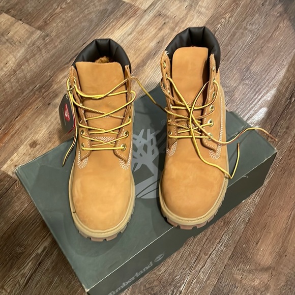 NWOT Timberland boots. It is a must and classic in a closet!!!